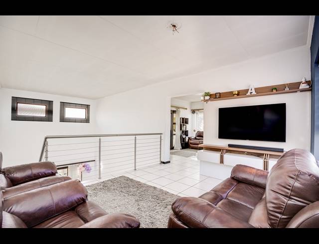 2 BEDROOM APARTMENT FOR SALE IN SUNNINGHILL
